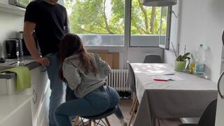 Сосед по комнате жестко трахает меня на кухне! порно